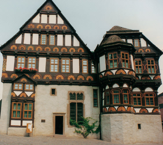 Reich verzierte historische Fachwerkhäuser mit geschnitzten Balken und dekorativen Anstrichen